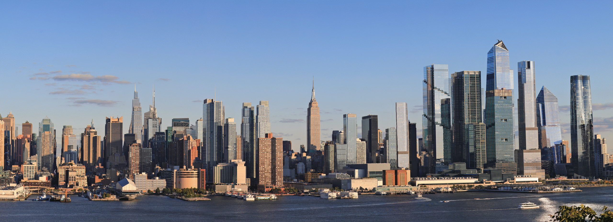 Manhattan Skyline - iStock.com|Vladone