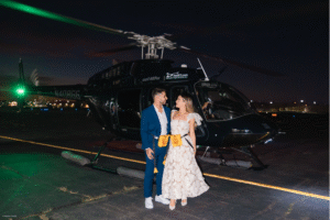 Un couple embarque à bord d'un hélicoptère pour une soirée de demande en mariage